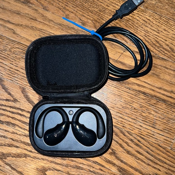 Airbuds - Picture 1 of 5